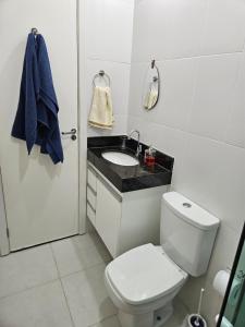 un bagno con un water bianco e un lavandino di Apartamento em Cabo Frio a Cabo Frio