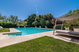 The swimming pool at or close to Masseria Lacatena