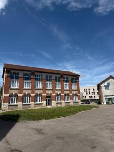 a large brick building with a lot of windows at Escale moderne et chaleureux in Auxerre