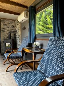 a room with chairs and a table and a window at Gypsy Hill & Spa in Międzylesie
