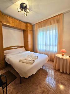 Un dormitorio con una cama con dos toallas encima. en Apartamento Las Olas Santa Pola, en Santa Pola