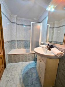 un baño con lavabo y bañera en Apartamento Las Olas Santa Pola, en Santa Pola