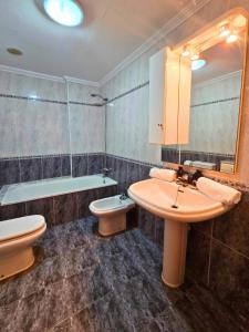 Un baño con lavabo, inodoro y bañera. en Apartamento Las Olas Santa Pola, en Santa Pola 15 fotos más