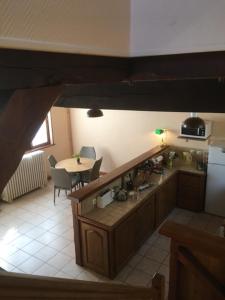 una vista aérea de una cocina con mesa en Etape cocooning, en Villefranche-Saint-Phal