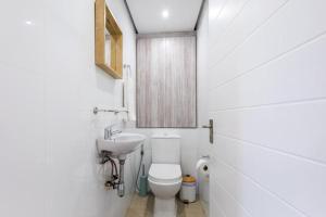 Ένα μπάνιο στο The Blue Horizon Modern Comfort Two Bedroom Umhlanga Ridge Apartment Sleeps 6 +46 φωτογραφίες
