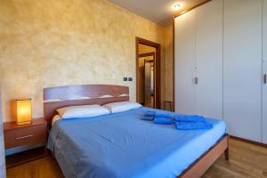 Postel nebo postele na pokoji v ubytování Villa Luna e' Pedra - Suite in Villa con Vista sulla Baia di Alghero e Piscina
