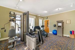una sala de fitness con cintas de correr y equipos de ejercicio en Best Western White House Inn, en Bangor