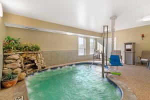 Una piscina en una sala de estar con piscina. en Best Western White House Inn, en Bangor 8 fotos más