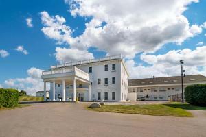 Un gran edificio blanco con muchas ventanas. en Best Western White House Inn, en Bangor