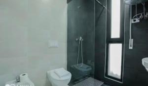 ティラナにあるTirana Hideaways 2 , Stunning view & Parkingのシャワー、トイレ、洗面台を備えたバスルーム +14枚の写真