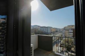 ティラナにあるTirana Hideaways 2 , Stunning view & Parkingの街の景色を望むバルコニー