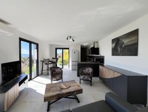Televisyen dan/atau pusat hiburan di Bas de villa aux portes d'Ajaccio