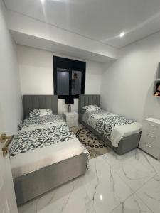 フィエルにあるVery luxuri 2 bedroom apartment sea viewのベッド2台と薄型テレビ付きのベッドルーム
