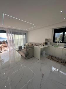 フィエルにあるVery luxuri 2 bedroom apartment sea viewのソファとテーブルのある広いリビングルーム