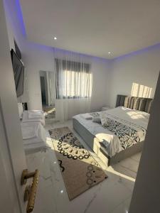 フィエルにあるVery luxuri 2 bedroom apartment sea viewのベッド2台とテレビのある寝室 +1枚の写真