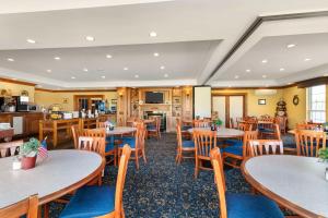 a restaurant with tables and chairs and a kitchen at Best Western White House Inn in Bangor +8 photos