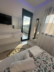 Galería fotográfica de Very luxuri 2 bedroom apartment sea view en Fier