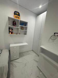フィエルにあるVery luxuri 2 bedroom apartment sea viewの白い部屋(ベッド1台、デスク付)