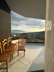 フィエルにあるVery luxuri 2 bedroom apartment sea viewのバルコニー(木製の椅子2脚、大きな窓付)