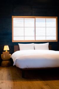 Postel nebo postele na pokoji v ubytování KACHŌ Serenity
