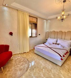 een slaapkamer met een groot bed en een rode stoel bij Marrakech in Marrakesh +18 foto's