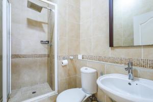un bagno con wc, lavandino e doccia di Elegant Emerald Stay at Ridgeton Modern Two Bedroom Apartment in the Heart of Umhlanga Ridge Sleeps 6 a Durban Altre 54 foto