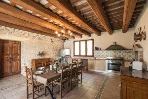 a kitchen with a table and chairs in a room at Villa Le 12 Querce in Castel di Mezzo