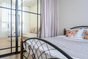 a bedroom with a bed and a balcony at Aqzam in Zhezdi