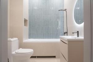 a bathroom with a toilet and a tub and a sink at Aqzam in Zhezdi