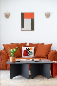 ein Wohnzimmer mit einer Couch und einem Couchtisch in der Unterkunft RoomsByRamez -Chill Bright Stay- -Central Athens- in Athen