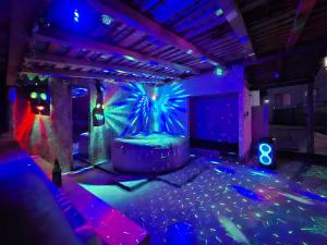 a room with a nightclub with blue and purple lights at Vila Rodica in Lunca Mare