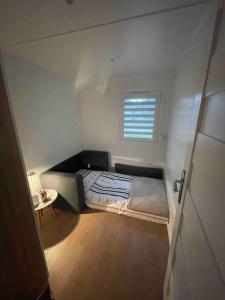 EbenzweierPremium Chalet B, close to the lake, quiet location的一间带床和窗户的小卧室 更多14张照片