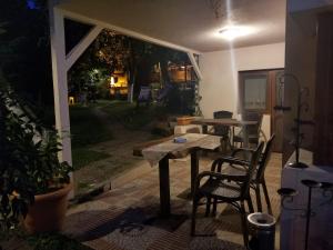 a patio with a table and chairs and a window at Butik Hotel Maşukiye in Masukiye