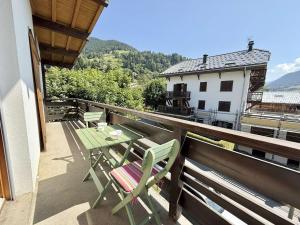 a patio with a table and chairs on a balcony at Appartement cosy au cœur de Praz-Sur-Arly - 5 pers, proche centre et pistes, parking et casier ski - FR-1-603-35 in Praz-sur-Arly
