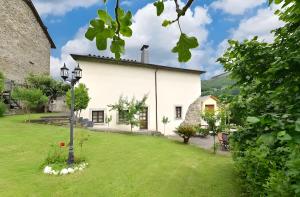 a white house with a green yard at Puente del Narcea 3 in Cibuyo