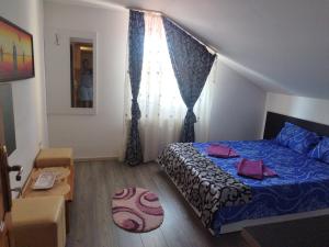 Ένα ή περισσότερα κρεβάτια σε δωμάτιο στο Casa Lidia și Gogu