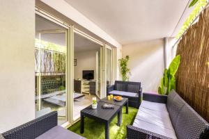 ein Wohnzimmer mit Sofa und Tisch in der Unterkunft BnGo I Immense Terrasses I 3 chambres, garage, 9 pers in Villeurbanne