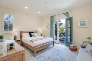 een slaapkamer met een bed en een glazen schuifdeur bij Casa Cielo in Santa Barbara
