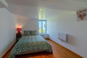una camera da letto con un letto e una finestra di Le Clos de Verpierre - Appart avec Jardin a Regny
