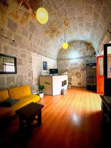 sala de estar amplia con sofá y mesa en Bubamara San Lazaro, en Arequipa