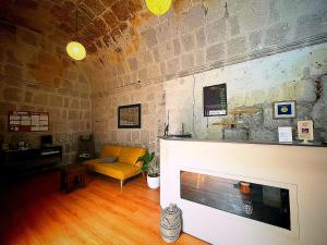 Una sala de estar con un sofá y una chimenea. en Bubamara San Lazaro, en Arequipa