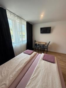 Postel nebo postele na pokoji v ubytování Gasthaus Tisis