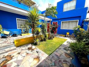 una casa azul con un jardín frente a ella en Bubamara San Lazaro, en Arequipa