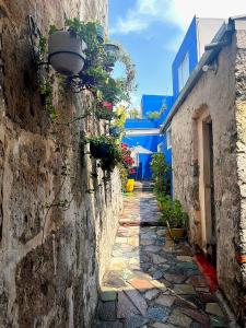 un callejón de piedra con una luz en el lateral de un edificio en Bubamara San Lazaro, en Arequipa 27 fotos más