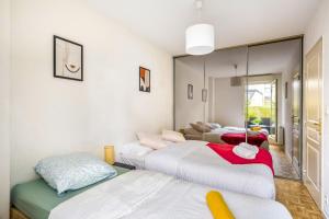 eine Gruppe von 4 Betten in einem Zimmer in der Unterkunft BnGo I Immense Terrasses I 3 chambres, garage, 9 pers in Villeurbanne