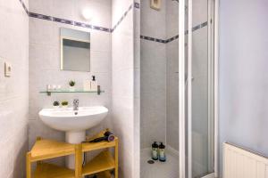 ein Badezimmer mit Waschbecken und Dusche in der Unterkunft BnGo I Immense Terrasses I 3 chambres, garage, 9 pers in Villeurbanne + 19 Fotos