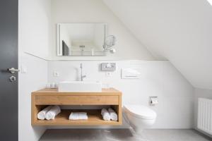 un baño con lavabo e inodoro en Stadthotel Dinklage, Self-Check In, Restaurant am Hotel, en Dinklage 76 fotos más