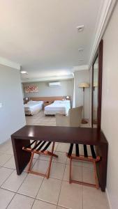 salon z biurkiem i sypialnią w obiekcie Flat Beira Mar em Recife w mieście Recife