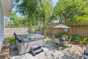 einen Grill im Hinterhof mit einem Tisch und Stühlen in der Unterkunft Shem Creek House- 5 Mins to Downtown & Beach in Charleston