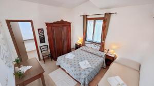 a small room with a table and a mirror at Le Sughere in Padru